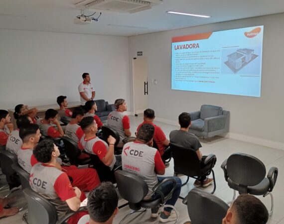 Equipe CDE Blindex® em treinamento sobre a linha Habitat by Cebrace